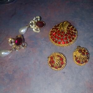 Vintage brooch & clip on earrings gold tone.